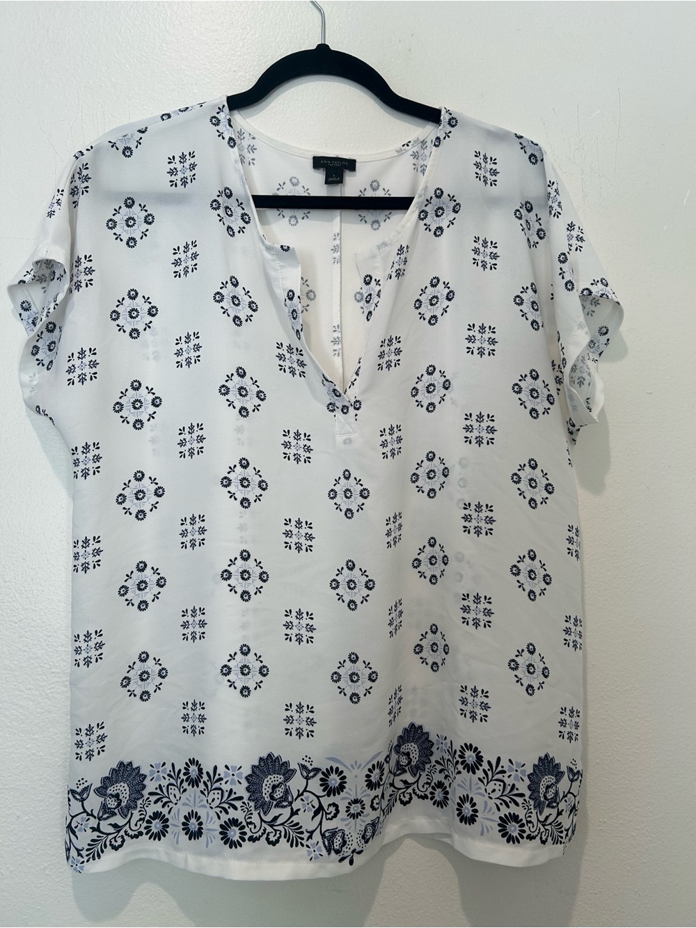 Ann Taylor White & Navy Printed Split-Neck Women's Top - Unbranded Size L